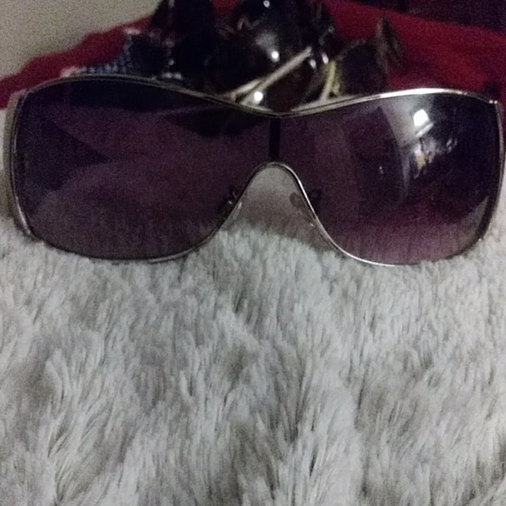 Sun glasses - Picture 2 of 2